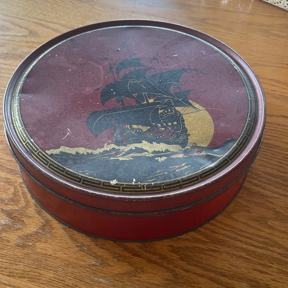 Vintage Ship Design Round Tin 🌺 - Picture 2 of 4